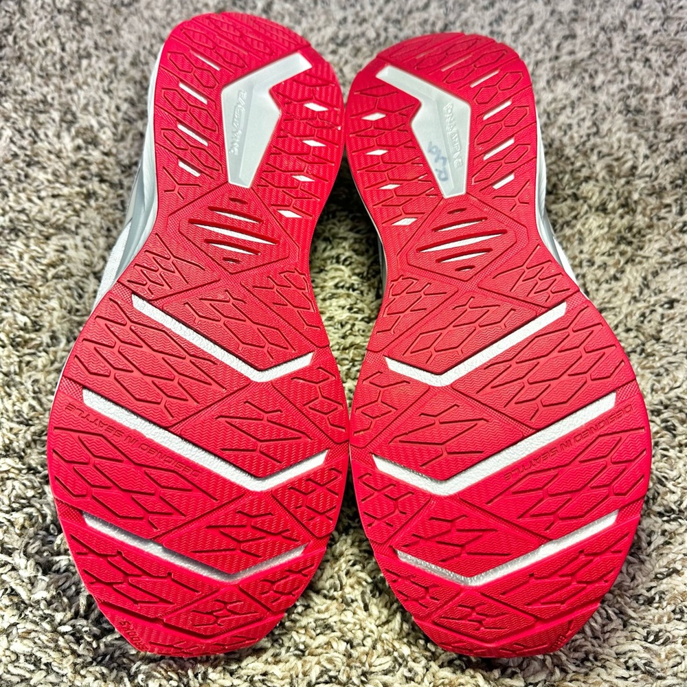 Brooks Levitate 6 Run Merry Christmas Running Shoes Women’s Size 8 White Red - Picture 8 of 9
